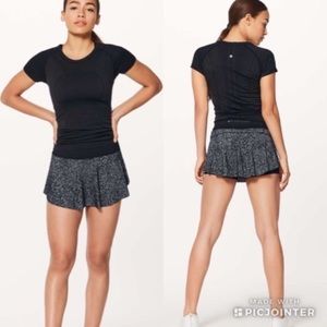 Lululemon Quick Pace Skirt Black White Flower 6